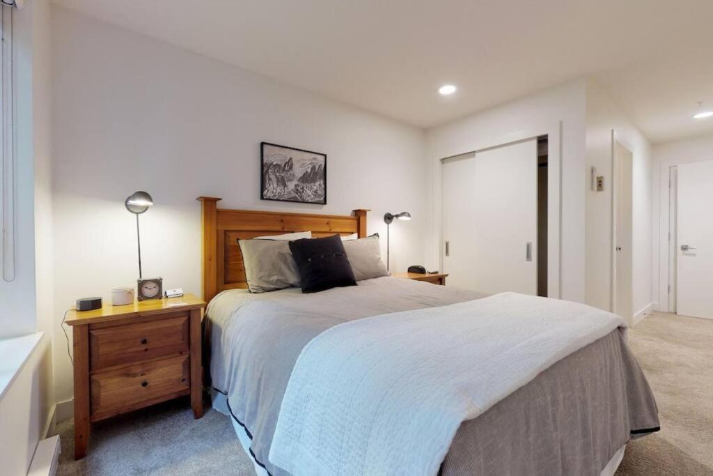 Bear Lodge, Village - Spectacular Location On Village Stroll, Designer Remodel Apartment Whistler
