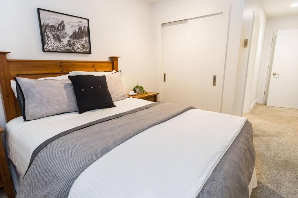 Apartment Bear Lodge, Village - Spectacular Location On Village Stroll, Designer Remodel *