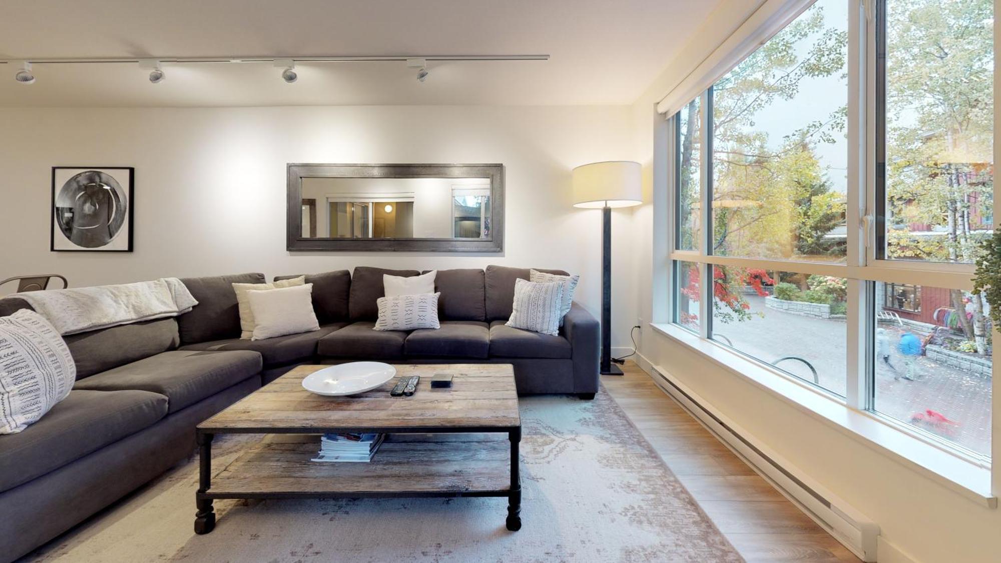 Bear Lodge, Village - Spectacular Location On Village Stroll, Designer Remodel Apartment *